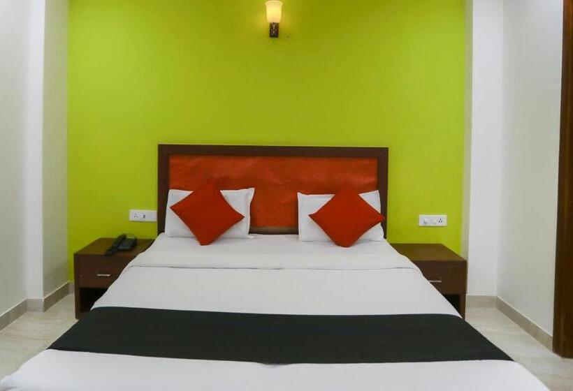 Quarto Triplo Clássico, Capital O Hotel Sapphire Near Iskcon Temple Noida