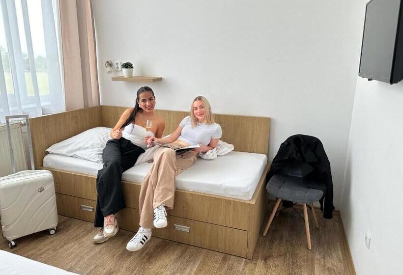 غرفة قياسية ثلاثية, Penzion Raketa Bowling