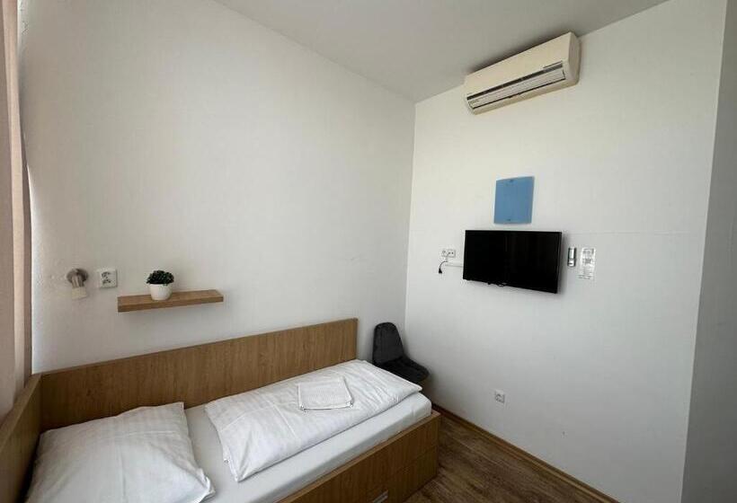 غرفة قياسية ثلاثية, Penzion Raketa Bowling