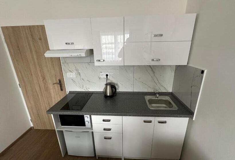 جناح, Penzion Raketa Bowling