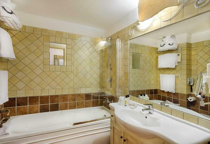 חדר סטנדרט לשלושה עם נוף לגינה, Colonna Resort, A Colonna Luxury Beach Hotel, Porto Cervo