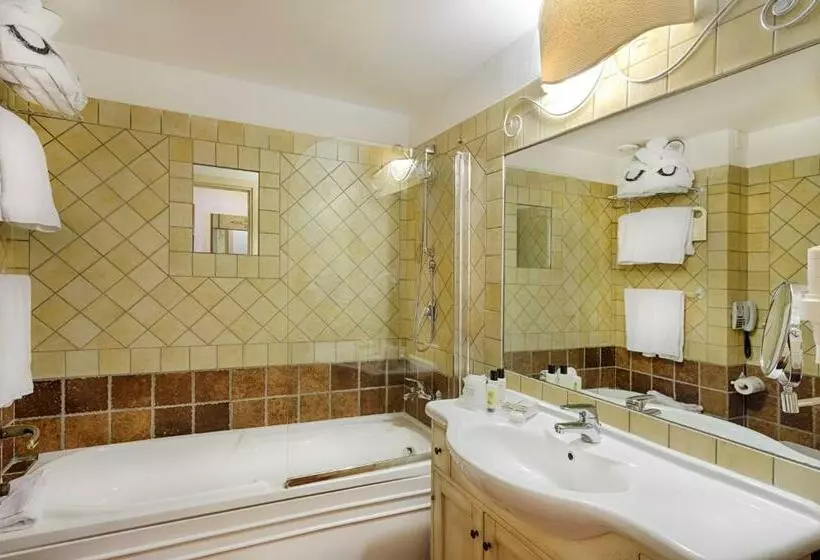 اتاق استاندارد سه تخته با چشم‌انداز باغ, Colonna Resort, A Colonna Luxury Beach Hotel, Porto Cervo