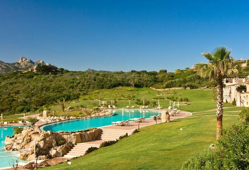 חדר סטנדרט לשלושה עם נוף לגינה, Colonna Resort, A Colonna Luxury Beach Hotel, Porto Cervo