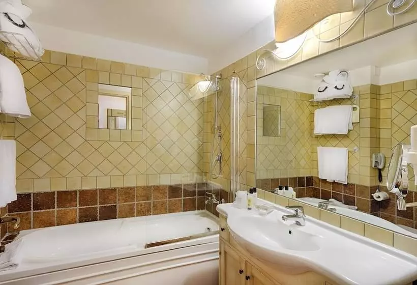 اتاق استاندارد سه تخته با چشم‌انداز باغ, Colonna Resort, A Colonna Luxury Beach Hotel, Porto Cervo