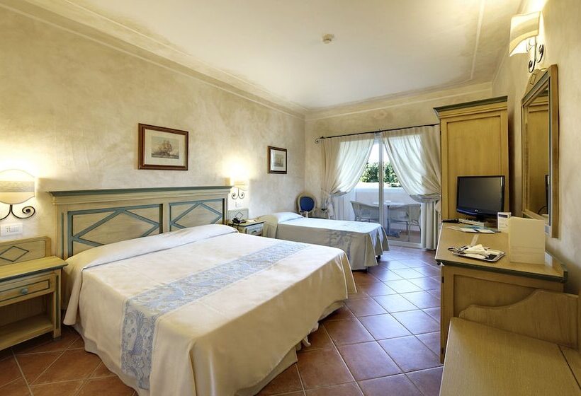 חדר סטנדרט לשלושה עם נוף לגינה, Colonna Resort, A Colonna Luxury Beach Hotel, Porto Cervo