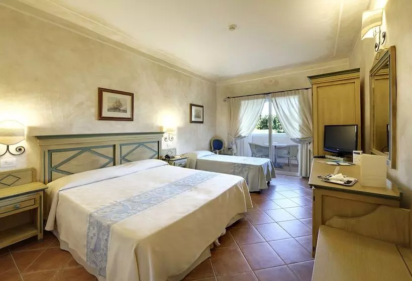اتاق استاندارد سه تخته با چشم‌انداز باغ, Colonna Resort, A Colonna Luxury Beach Hotel, Porto Cervo