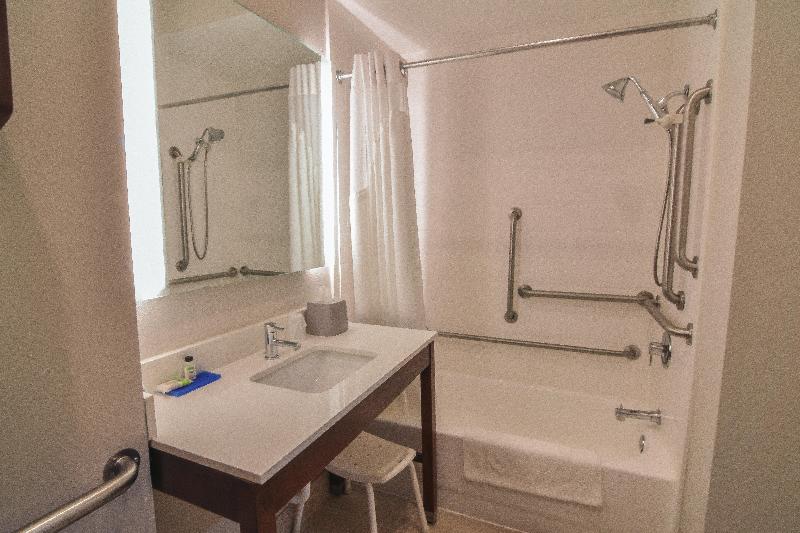 غرفة قياسية لذوى الاحتياجات الخاصة, Holiday Inn Express & Suites   Indianapolis Northwest, An Ihg