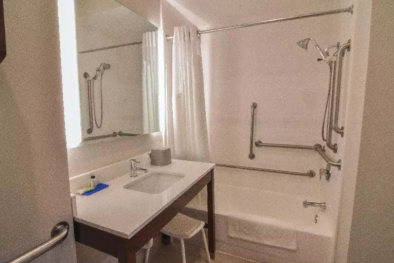 اتاق استاندارد برای معلولان, Holiday Inn Express & Suites Indianapolis Northwest, An Ihg