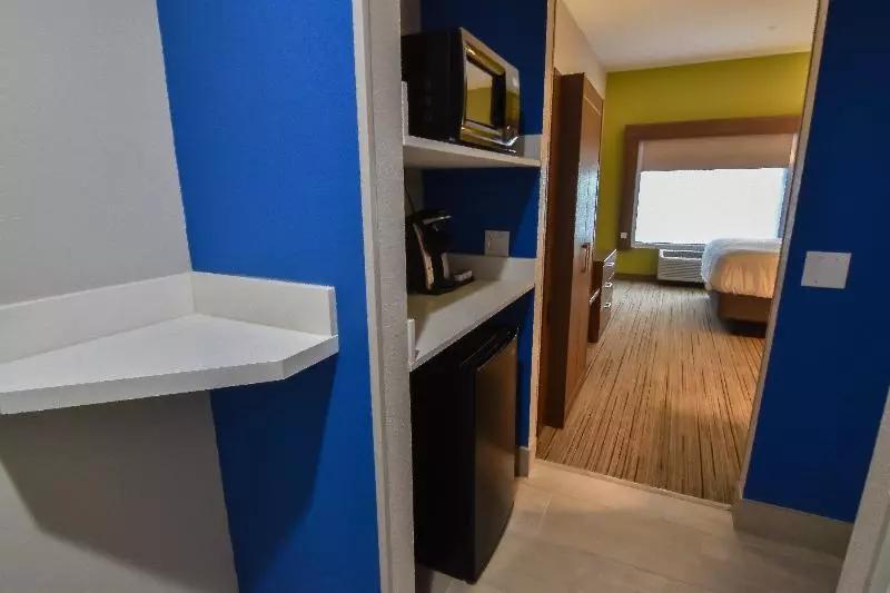 اتاق استاندارد با تخت بزرگ برای معلولان, Holiday Inn Express & Suites Indianapolis Northwest, An Ihg