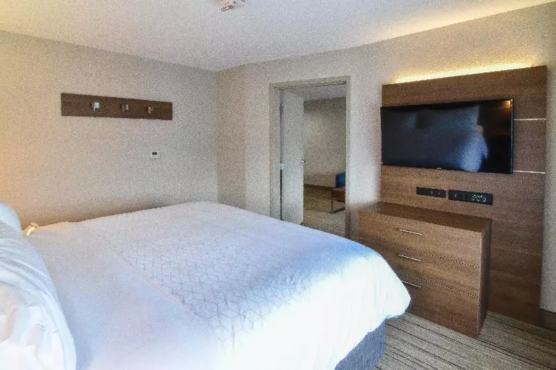 سوئیت برای معلولان, Holiday Inn Express & Suites Indianapolis Northwest, An Ihg