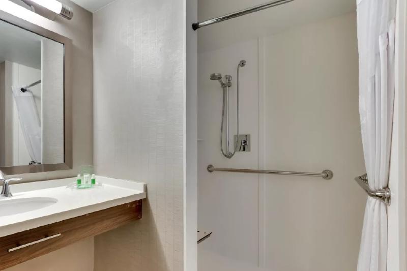 غرفة قياسية سرير كينج لذوى الإحتياجات الخاصة, Holiday Inn Franklin   Cool Springs, An Ihg