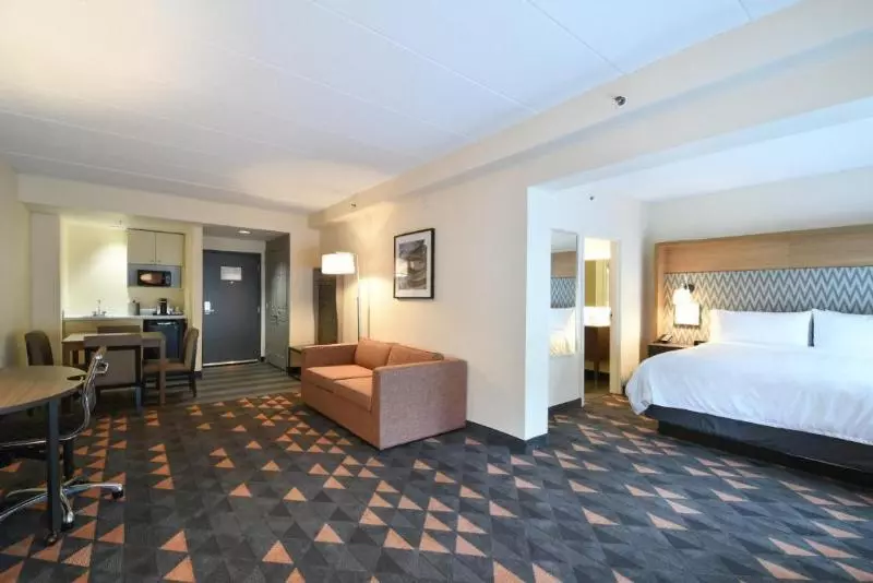 キングサイズベッドのスイートルーム, Holiday Inn Fredericksburg   Conference Center, An Ihg