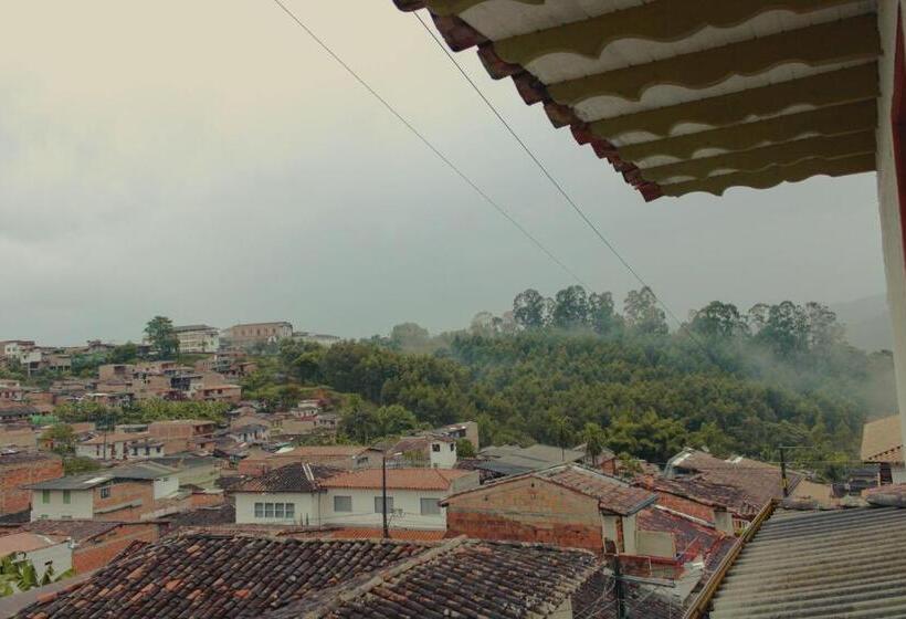 غرفة قياسية ثلاثية, Felicina