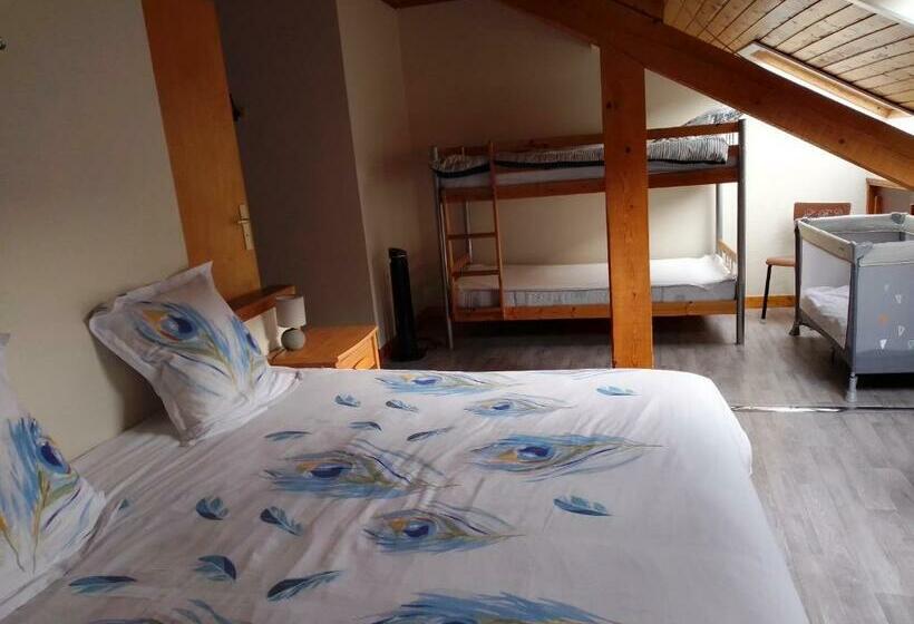 חדר משפחתי, La Belle Charbonnière