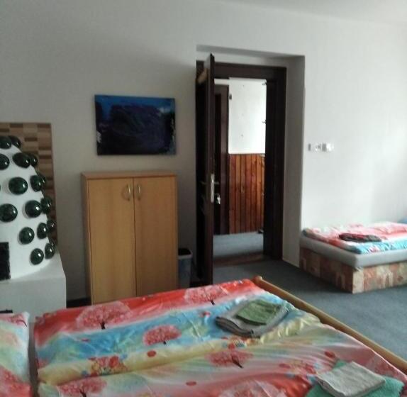 חדר סטנדרטי לארבעה עם חדר אמבטיה משותף, Chata Tokáň