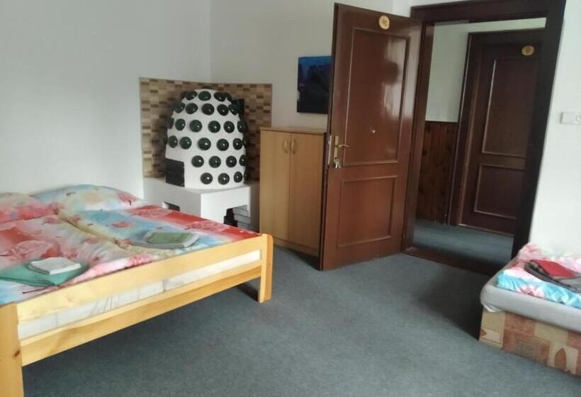 חדר סטנדרטי לארבעה עם חדר אמבטיה משותף, Chata Tokáň