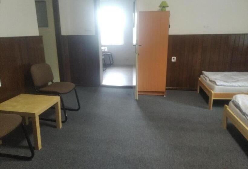 דירת שני חדרים, Chata Tokáň