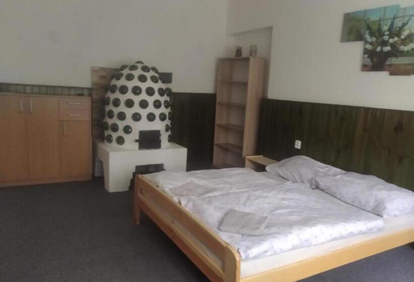 דירת שני חדרים, Chata Tokáň