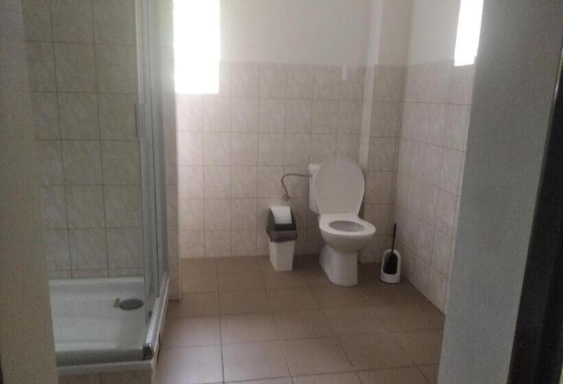 דירת שני חדרים, Chata Tokáň