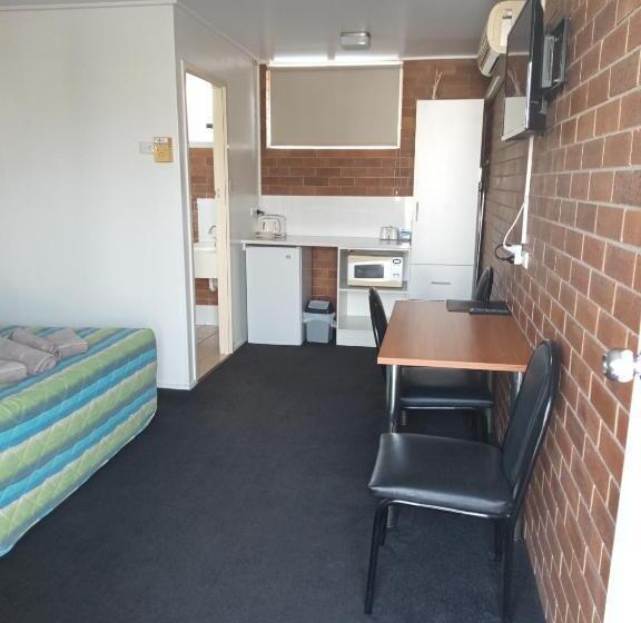 חדר סטנדרט לשלושה, Millmerran Motel