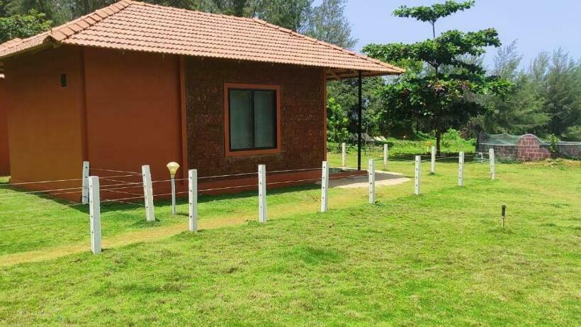 海景豪华三人间, 5 Mile Beach Resort