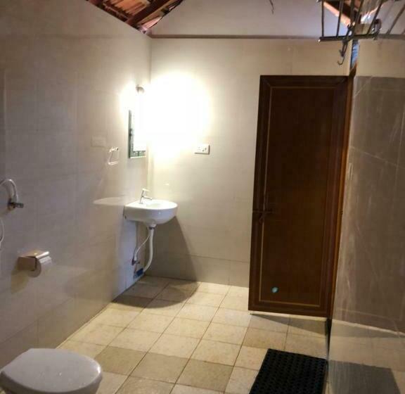 海景豪华三人间, 5 Mile Beach Resort