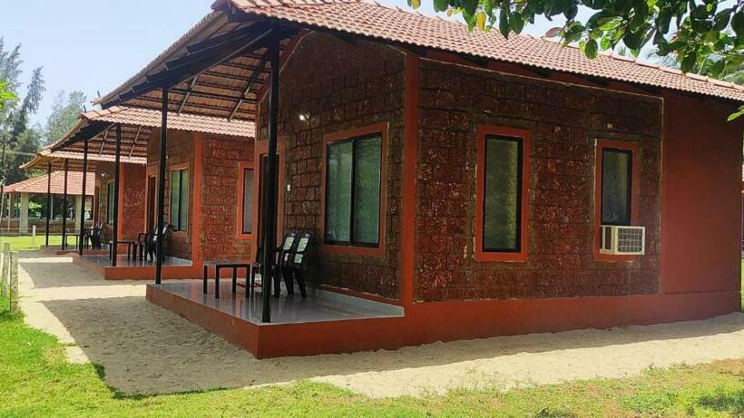 海景豪华三人间, 5 Mile Beach Resort