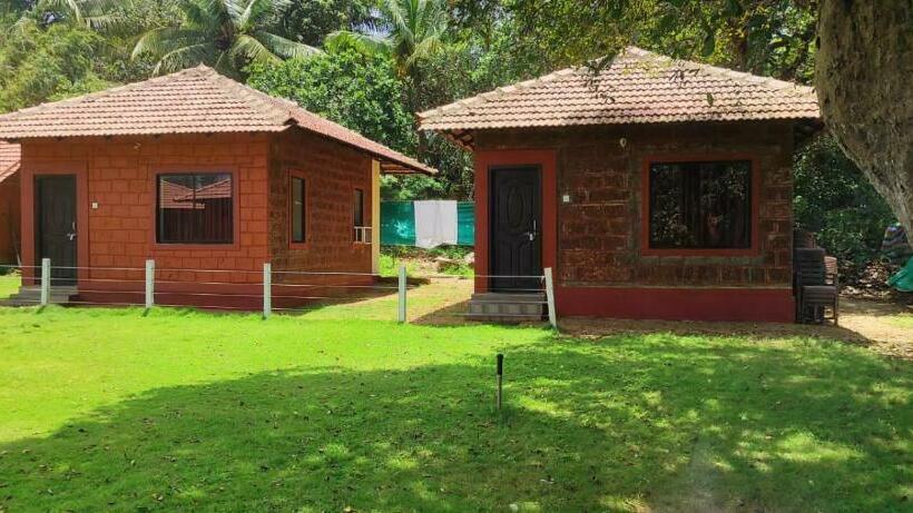 海景豪华三人间, 5 Mile Beach Resort