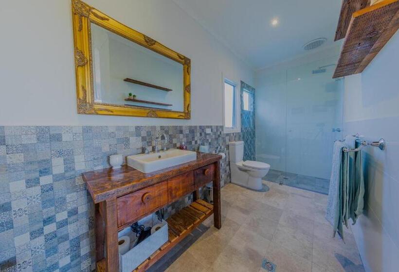 带大床的套房, Coastal Lodge