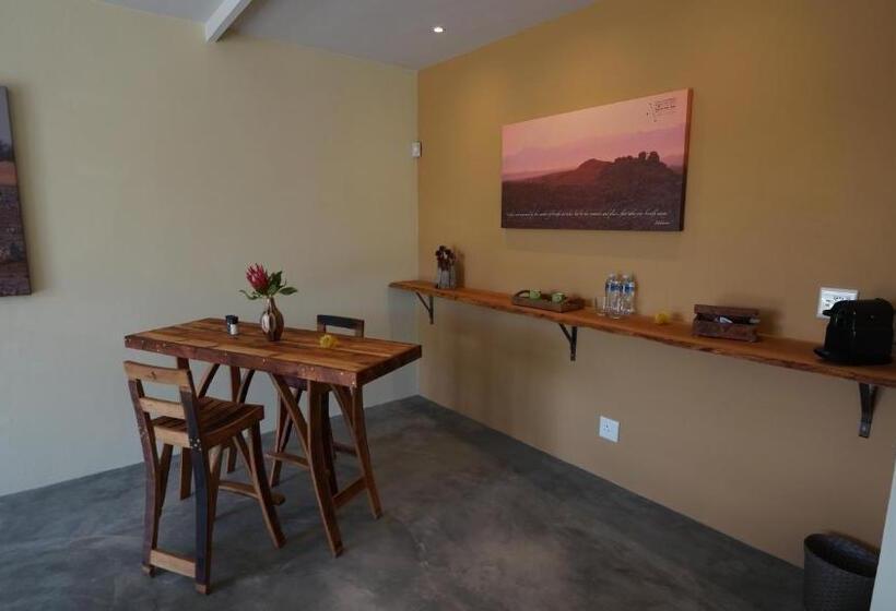 غرفة ديلوكس مطلة على حمام السباحة, Stellar Overberg Travellers Lodge