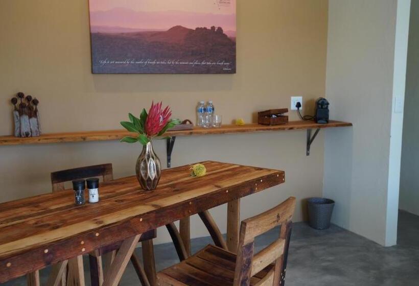 غرفة ديلوكس مطلة على حمام السباحة, Stellar Overberg Travellers Lodge