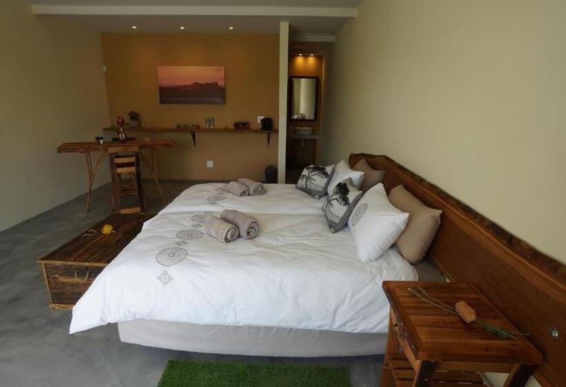 غرفة ديلوكس مطلة على حمام السباحة, Stellar Overberg Travellers Lodge