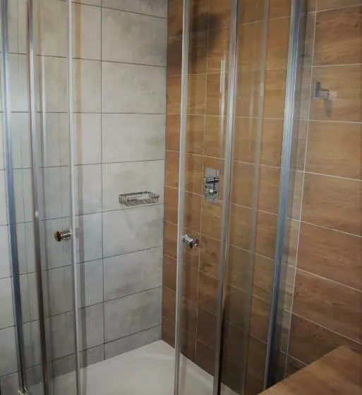 スイート, Motel Roubenka