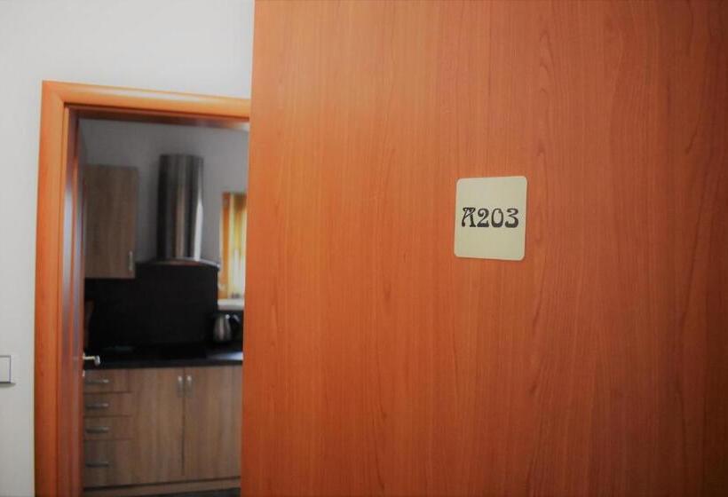 Апартаменты 1 Спальня, Motel Roubenka