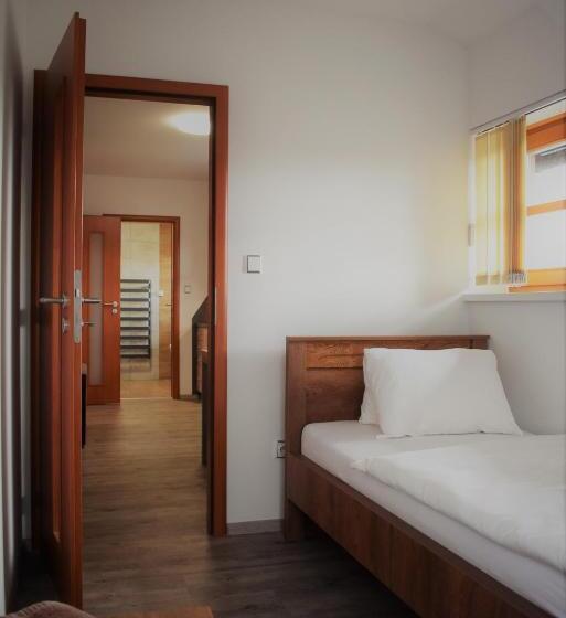 Апартаменты 1 Спальня, Motel Roubenka