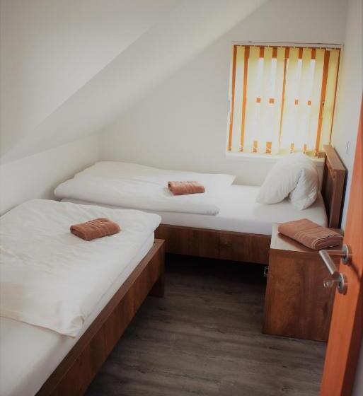 Апартаменты 1 Спальня, Motel Roubenka
