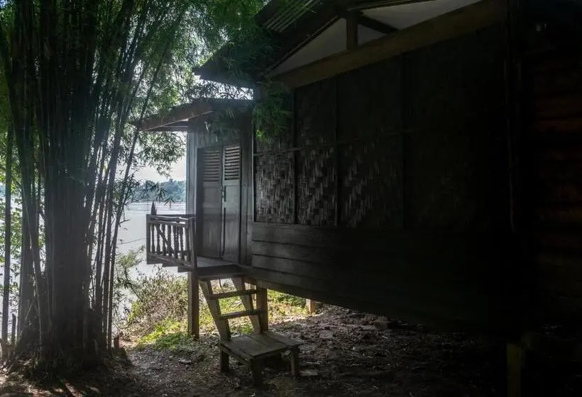 بانگلوی استاندارد, Pomelo Restaurant And Guesthouse S Fishermen & A Tammarine Bungalow Riverfront   Immerse In Nature
