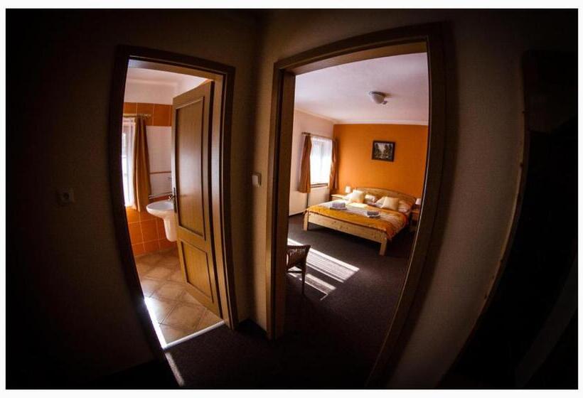 חדר סטנדרט לשלושה, Horský Hotel Sněženka