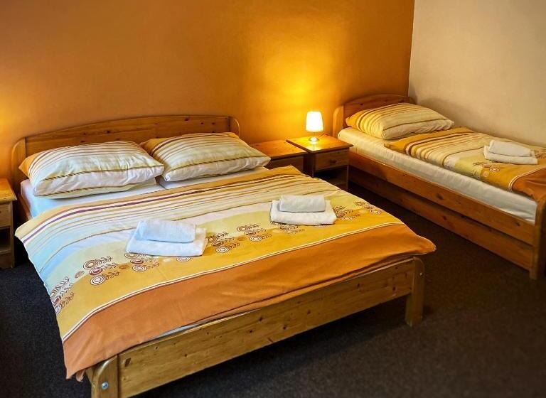 חדר סטנדרט לשלושה, Horský Hotel Sněženka