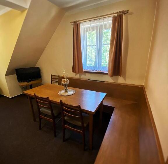 חדר דלוקס לארבעה, Horský Hotel Sněženka