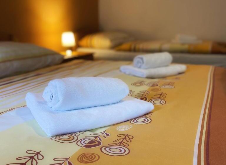 חדר קלאסי לשלושה, Horský Hotel Sněženka