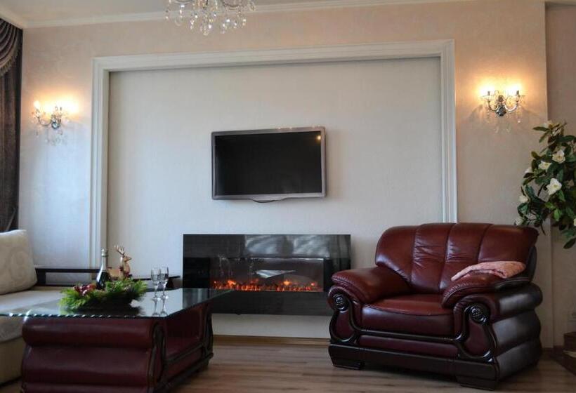 إستديو قياسى مزود بشرفة, Aquarius