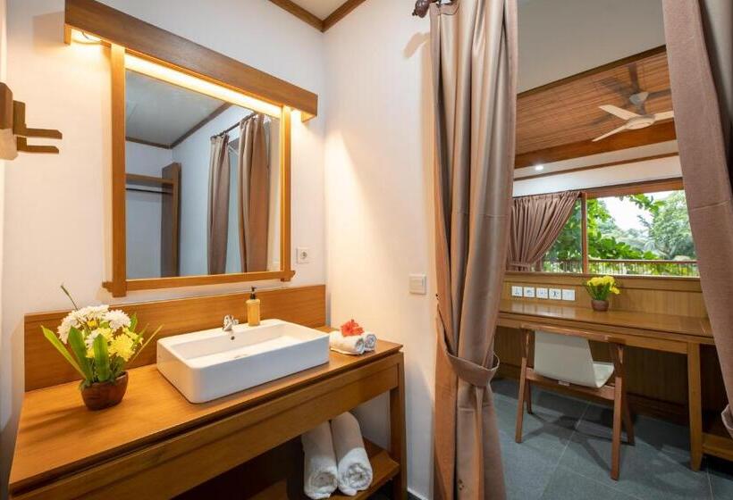 디럭스 룸 측면 바다 전망, Murex Bangka Dive Resort