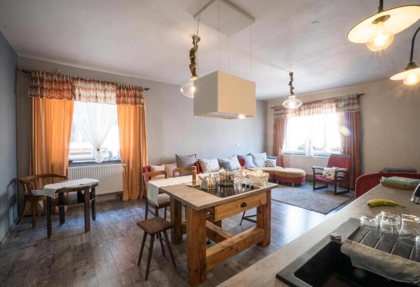 סוויטה, Dům V Centru