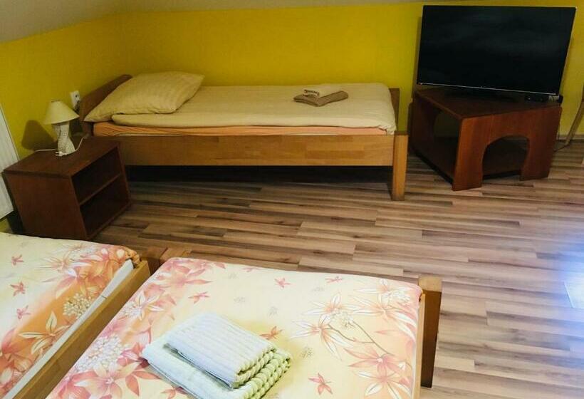 غرفة قياسية ثلاثية, Penzión Bebek