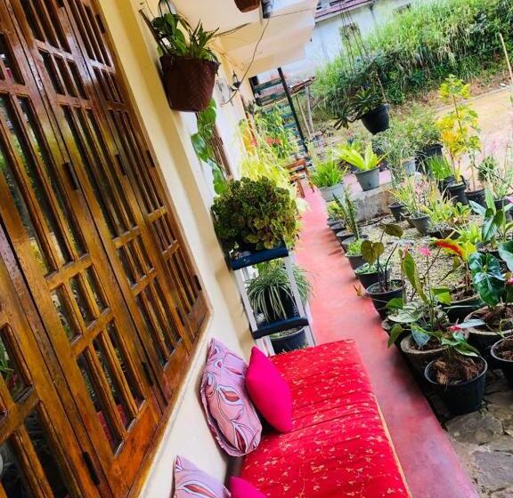 غرفة عائلية, Vegetable Garden House