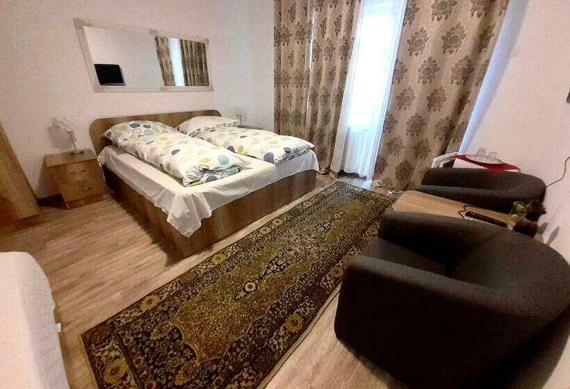 家庭间, Pensiunea Casa Albă