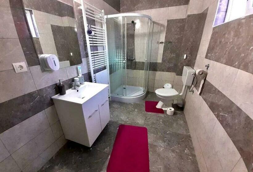 家庭间, Pensiunea Casa Albă