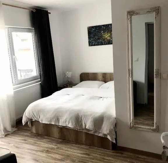 キングサイズベッドのスタンダードルーム, Pensiunea Casa Albă