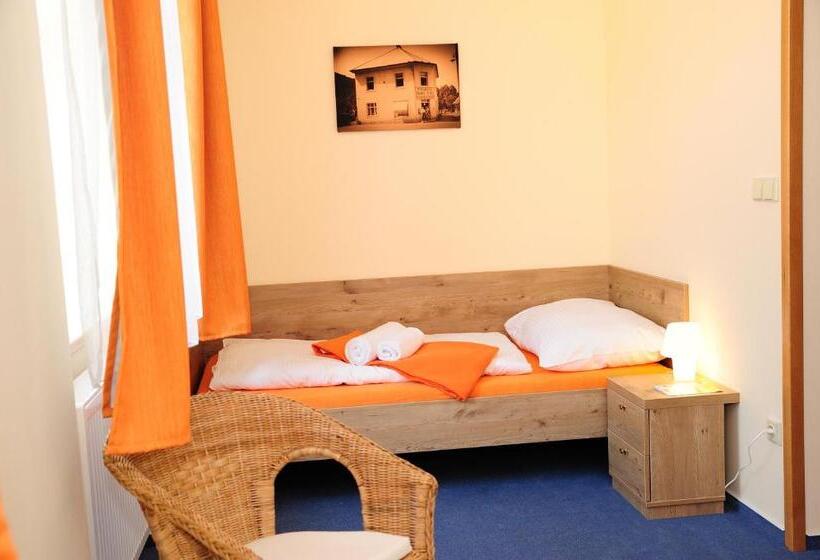 غرفة قياسية ثلاثية, Praha Potštejn